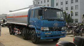 解放小三軸化工液體運(yùn)輸車(chē)圖片